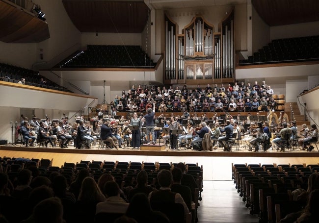 La orquesta organizada para el concierto solidario en el ensayo.