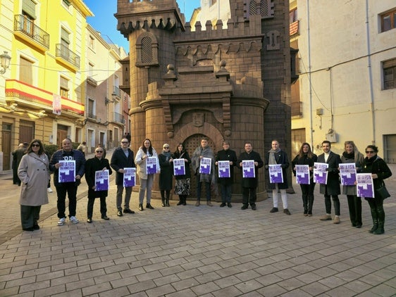 Miembros de la Asociación de Fiestas y del Ayuntamiento con los carteles de la campaña.