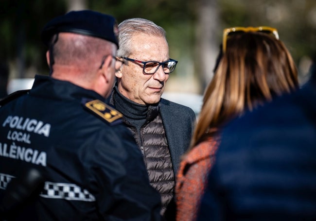 El edil Santiago Ballester, junto responsables de Bomberos y Policía Local de Valencia.