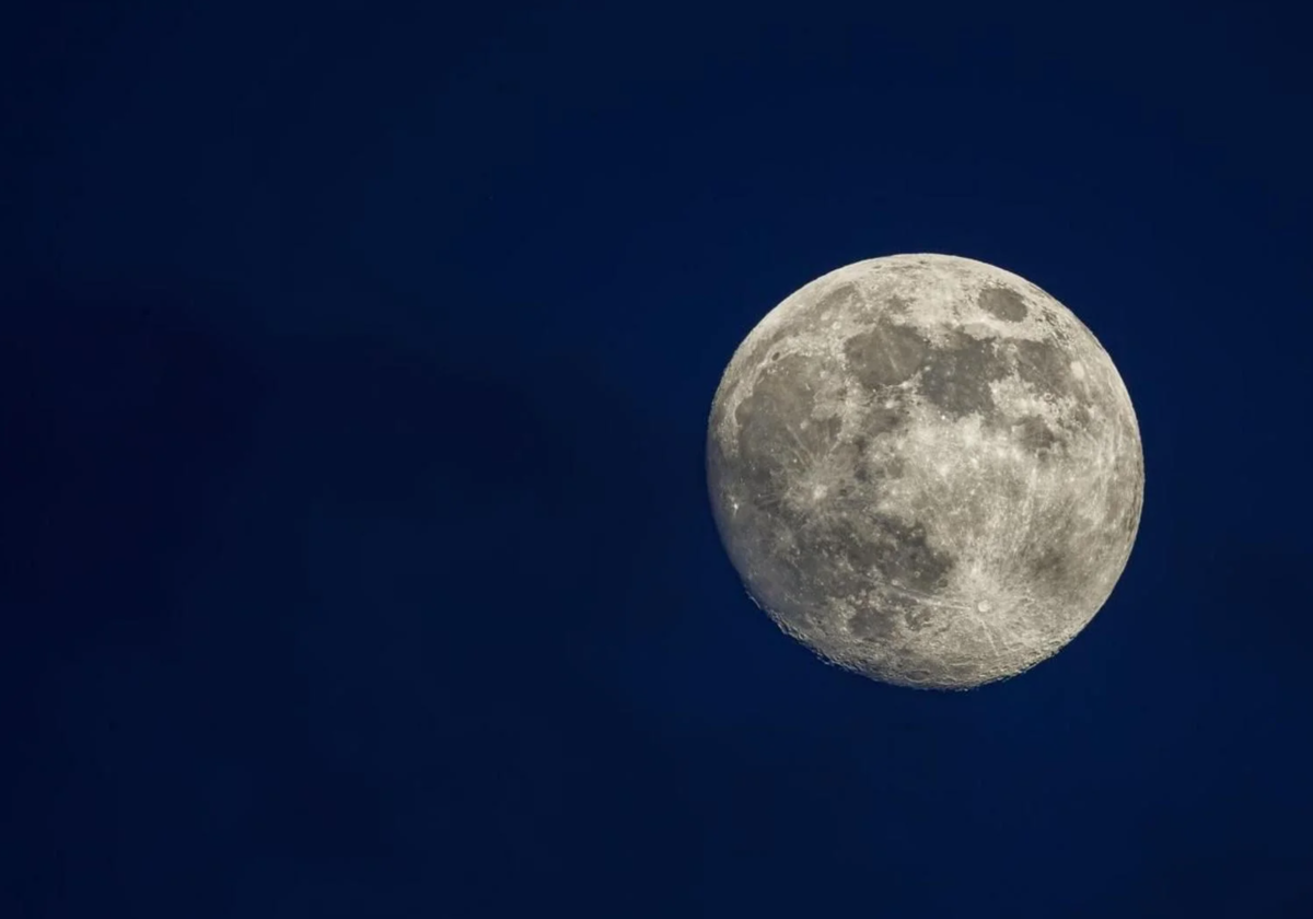 ¿Cuál es el planeta que aparece junto a la Luna en cada noche de febrero?