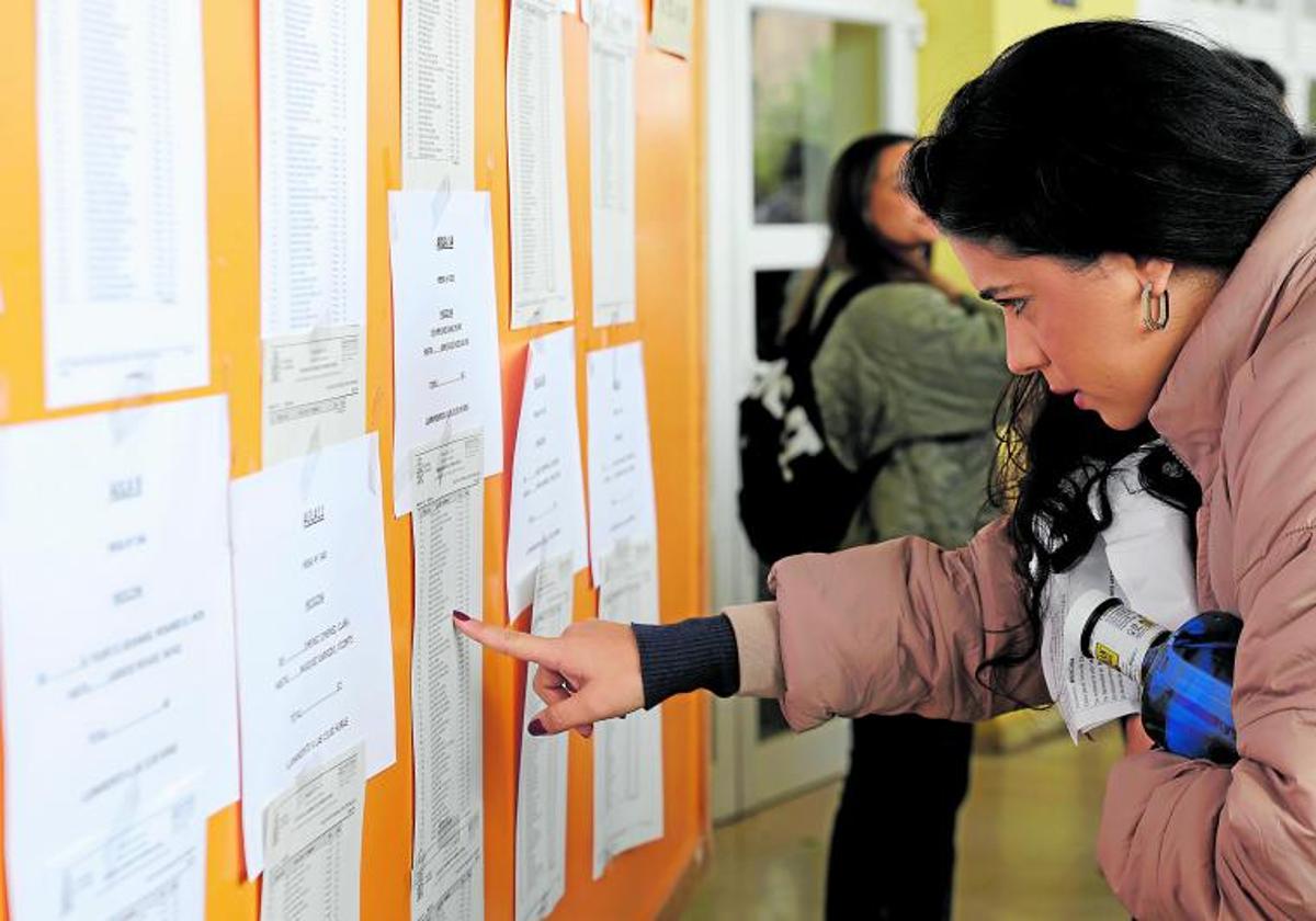 Una aspirante mira las listas en el examen del MIR.