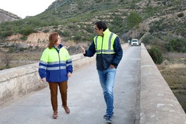 La diputada de Carreteras y el alcalde de Sot de Chera visitan las obras.