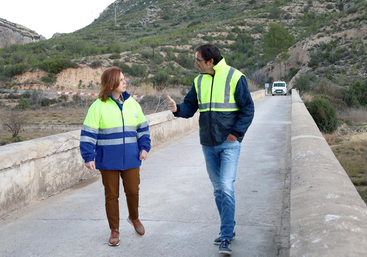 La diputada de Carreteras y el alcalde de Sot de Chera visitan las obras.