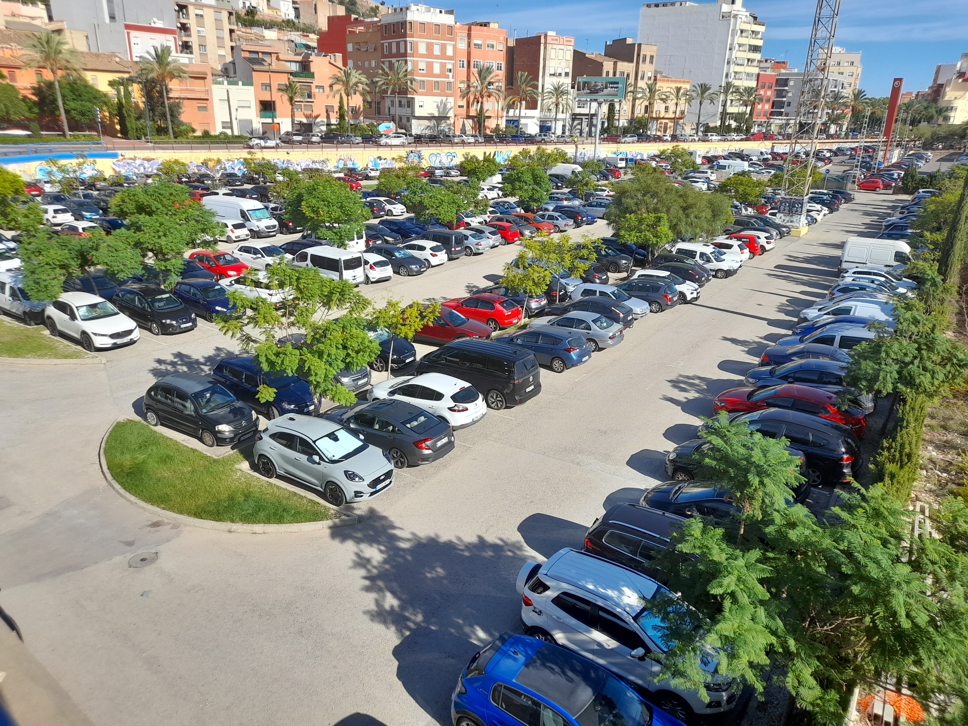 Aparcamiento de la estación de tren de Sagunto.