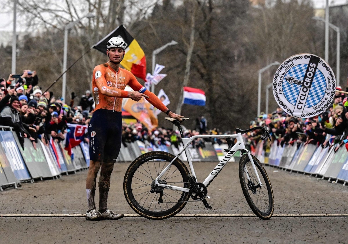 Mathieu van der Poel celebra su victoria en el campeonato del mundo