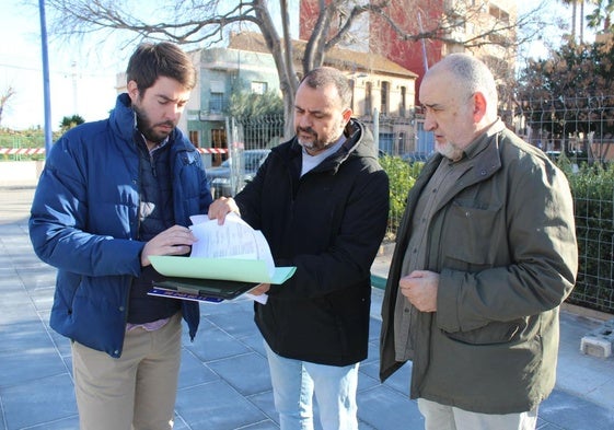 El alcalde Emilio Belencoso (i), en una visita de obras.