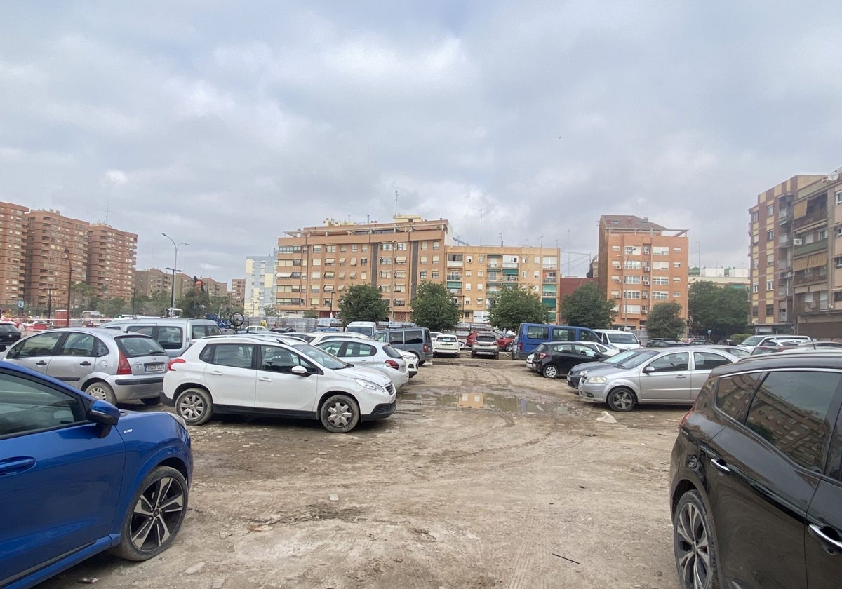 Solar ubicado en la calle Felipe de Gauna, junto a Serrería, donde se plantea uno de los cuatro aparcamientos en altura del Cabanyal.