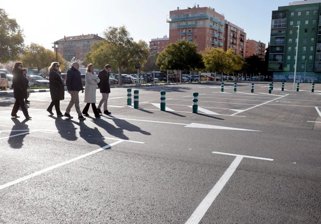 Visita al nuevo aparcamiento habilitado en la calle San Jerónimo, en el barrio de Torrefiel.