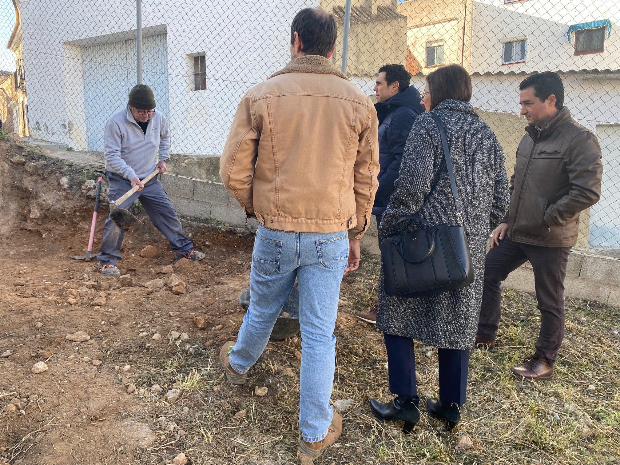 Visita de autoridades a las catas arqueológicas.