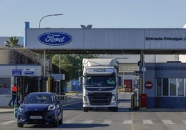 Dos vehículos abandonan la fábrica valenciana de Ford.