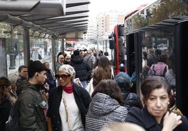 Decenas de personas, en una parada de la EMT.