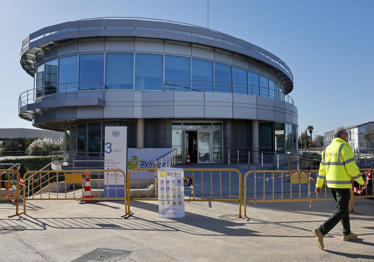 Uno de los bloques de la base de Naciones Unidas afectada por la dana.