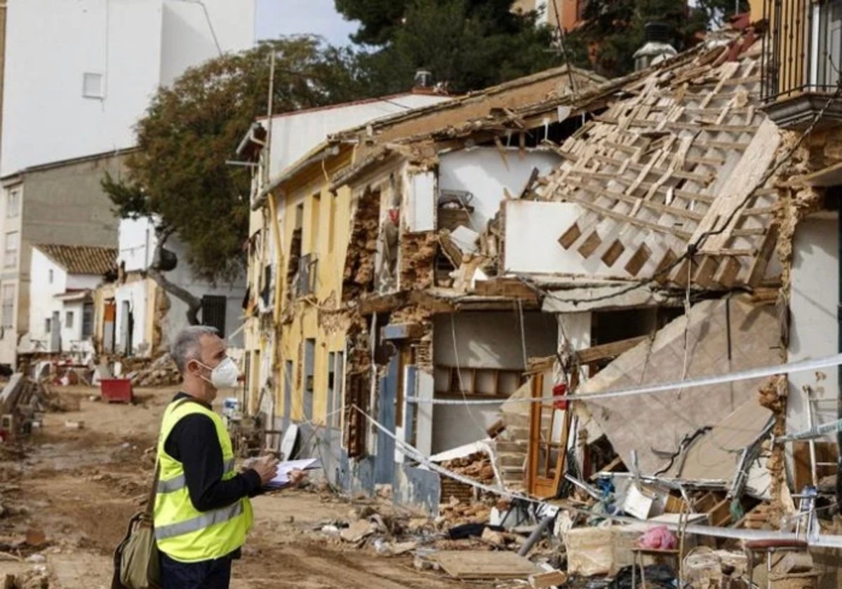 Un técnico revisa el estado de viviendas destrozadas por la riada.