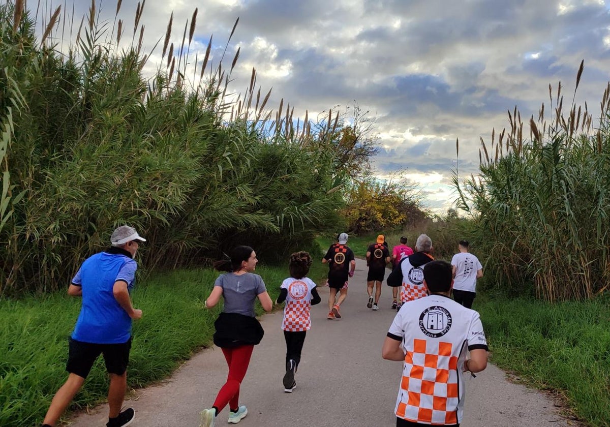 Miembros del Amics del Clot disfrutan de un entrenamiento en las inmediaciones del Clot