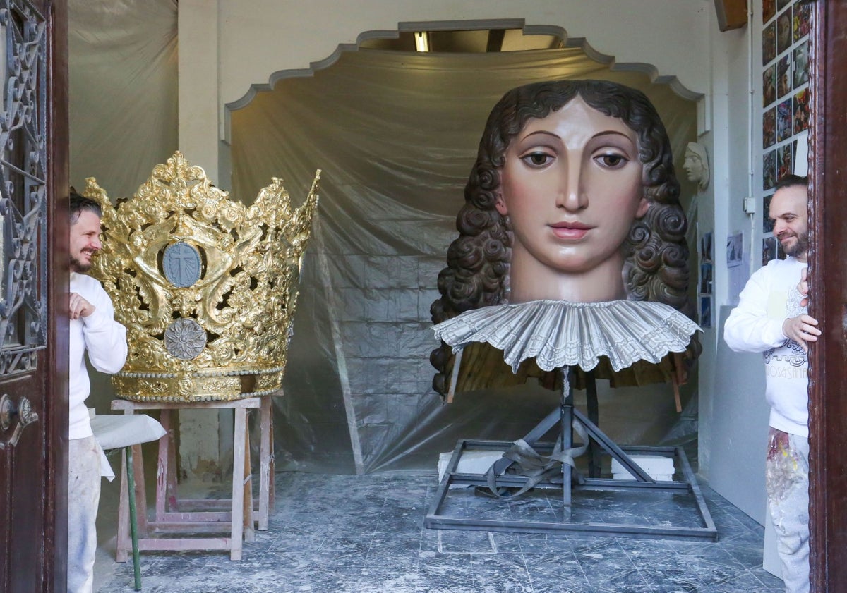 Imagen principal - Proceso de restauración de la parte escultrórica del cadafal de la Virgen, en el taller de Ceballos y Sanabria.