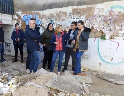 La delegada del Gobierno, junto a Miguel Polo, en su visita este martes a Alginet.