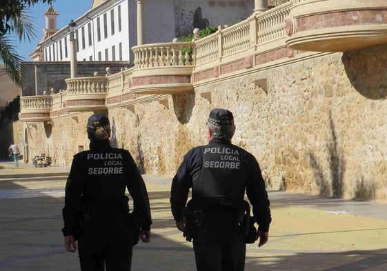 Dos agentes de la Policía Local de Segorbe.