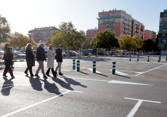 La alcaldesa de Valencia, María José Catalá, en su visita al aparcamiento habilitado en Torrefiel.