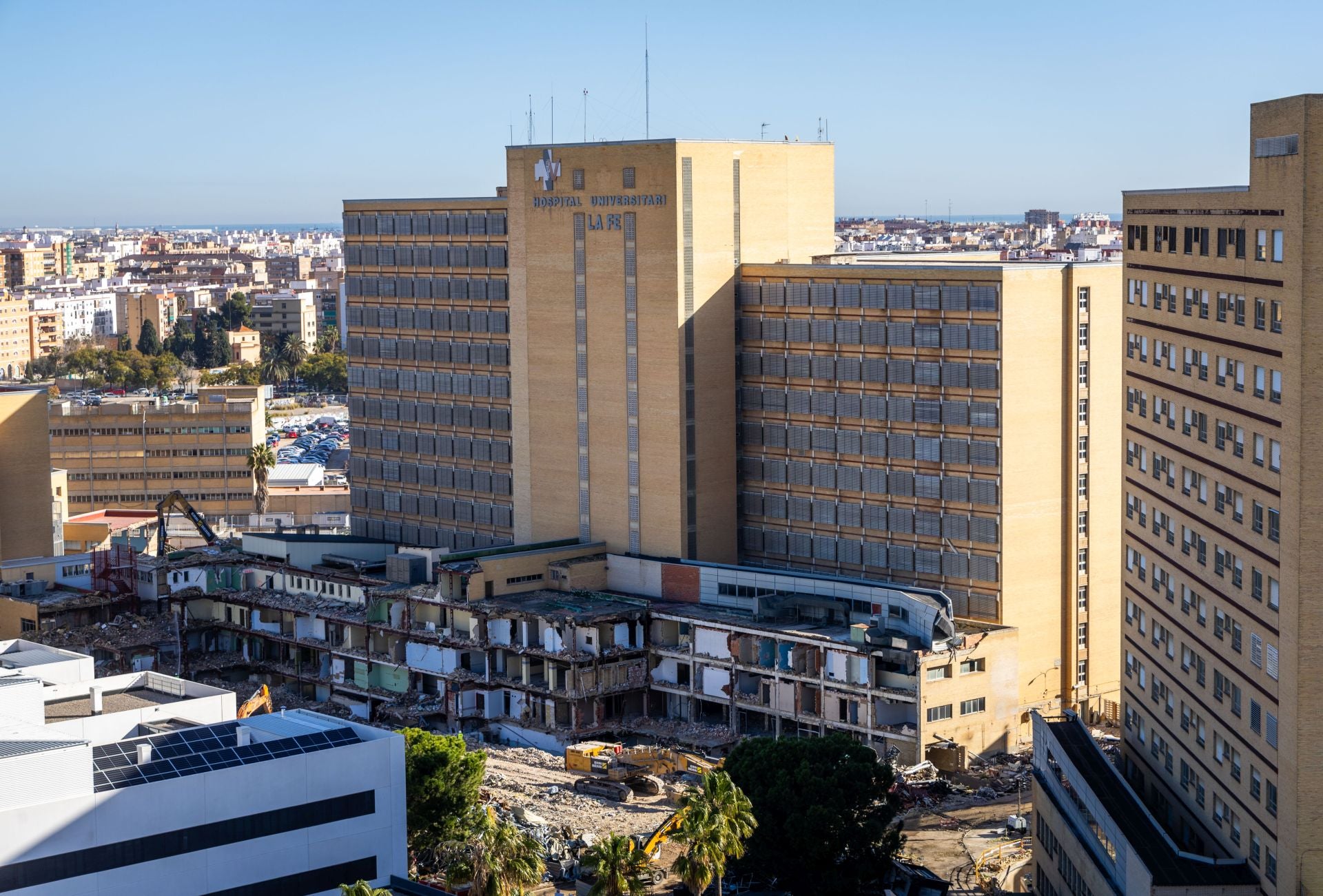 El derribo de la antigua Fe ya se centra en el edificio principal