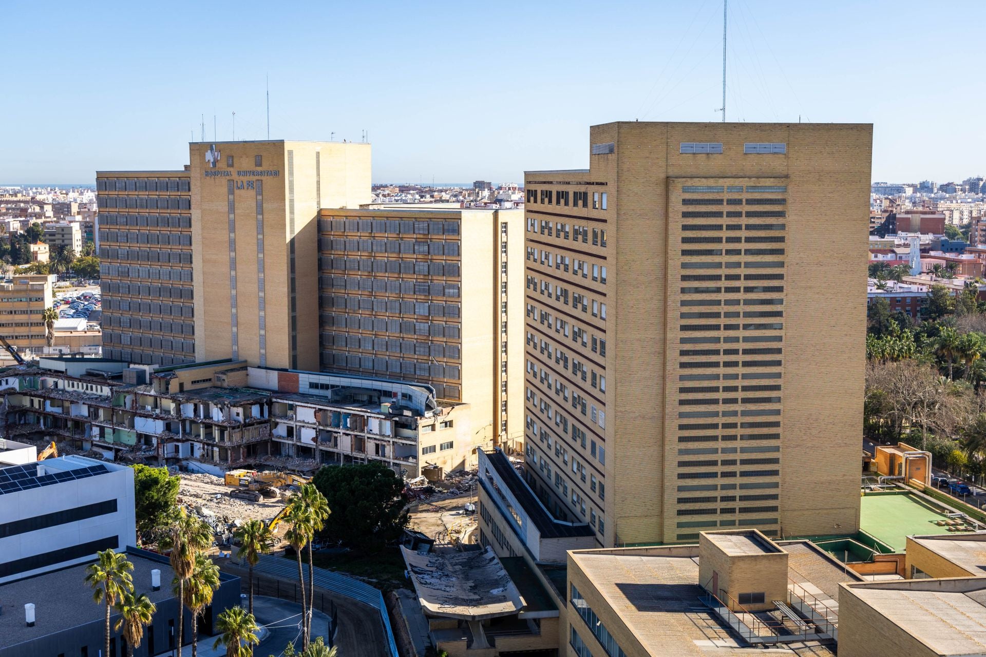 El derribo de la antigua Fe ya se centra en el edificio principal