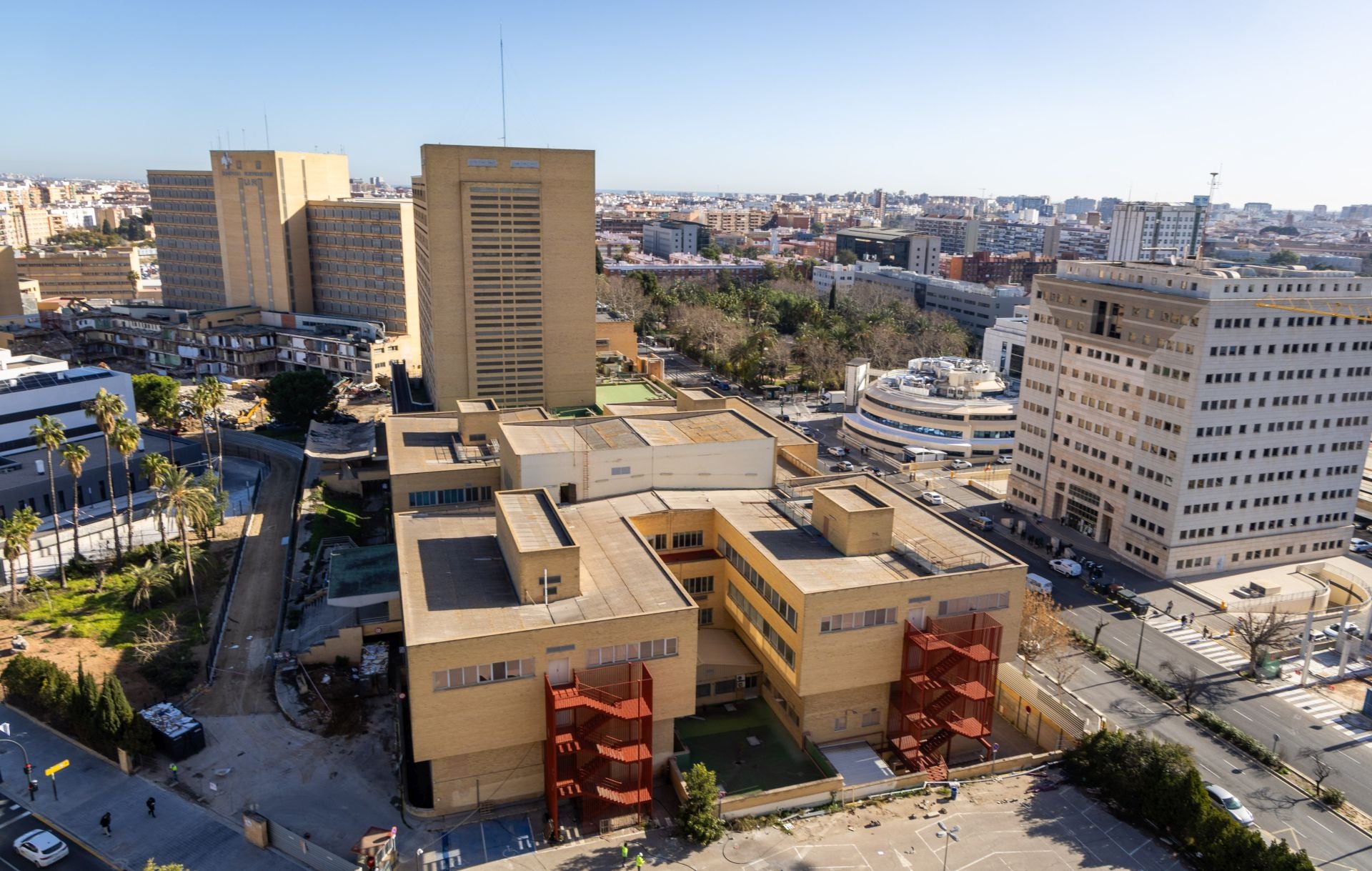 El derribo de la antigua Fe ya se centra en el edificio principal