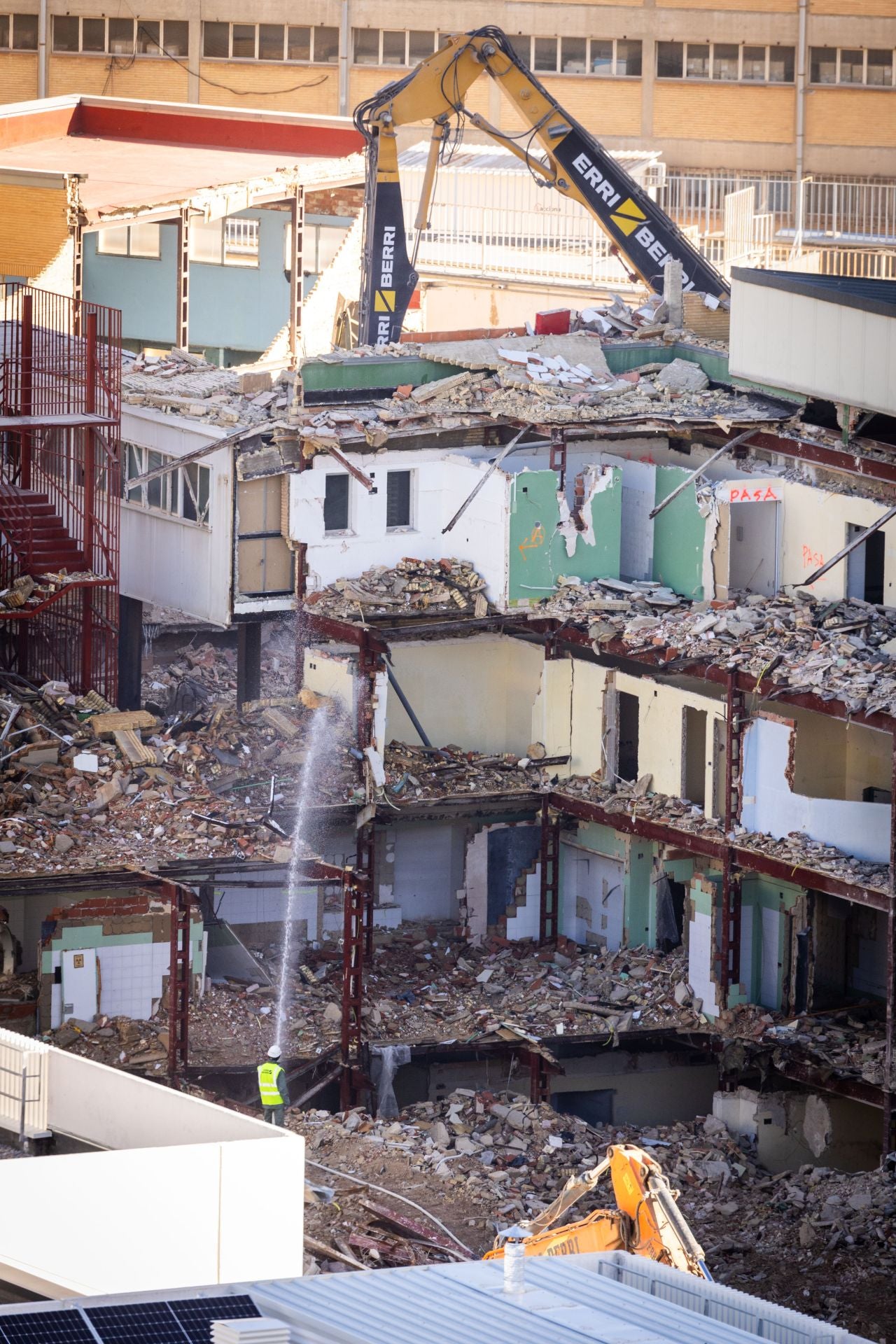 El derribo de la antigua Fe ya se centra en el edificio principal