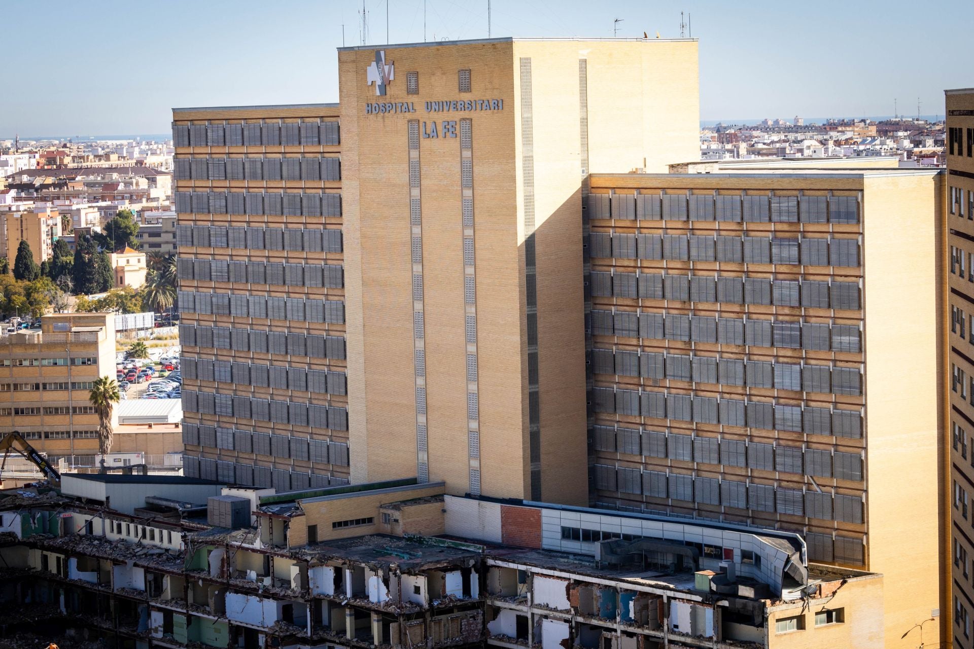 El derribo de la antigua Fe ya se centra en el edificio principal