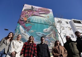 Catalá, la tercera por la izquierda, junto a Dulk, en el centro, este jueves durante la presentación de un mural en el Cabanyal.