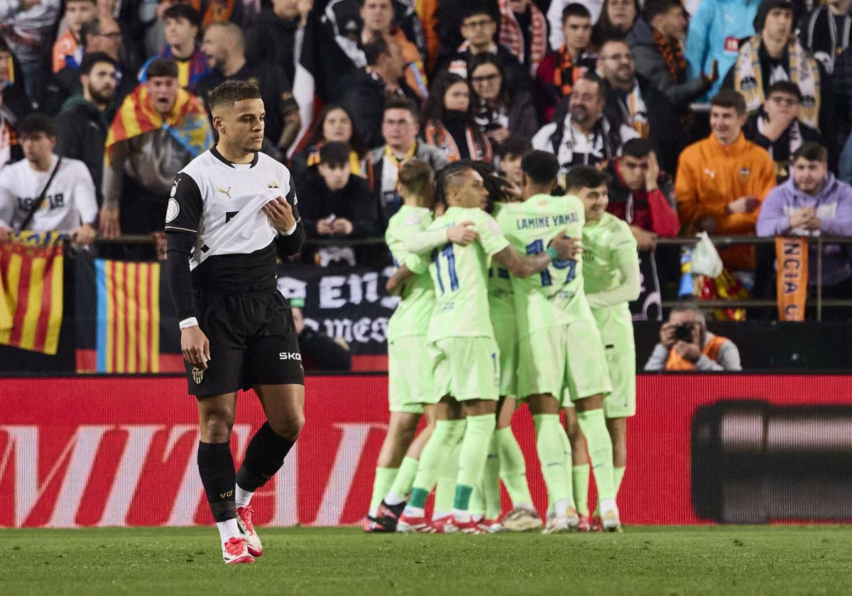 Max Aarons, abatido tras el gol del Barcelona.