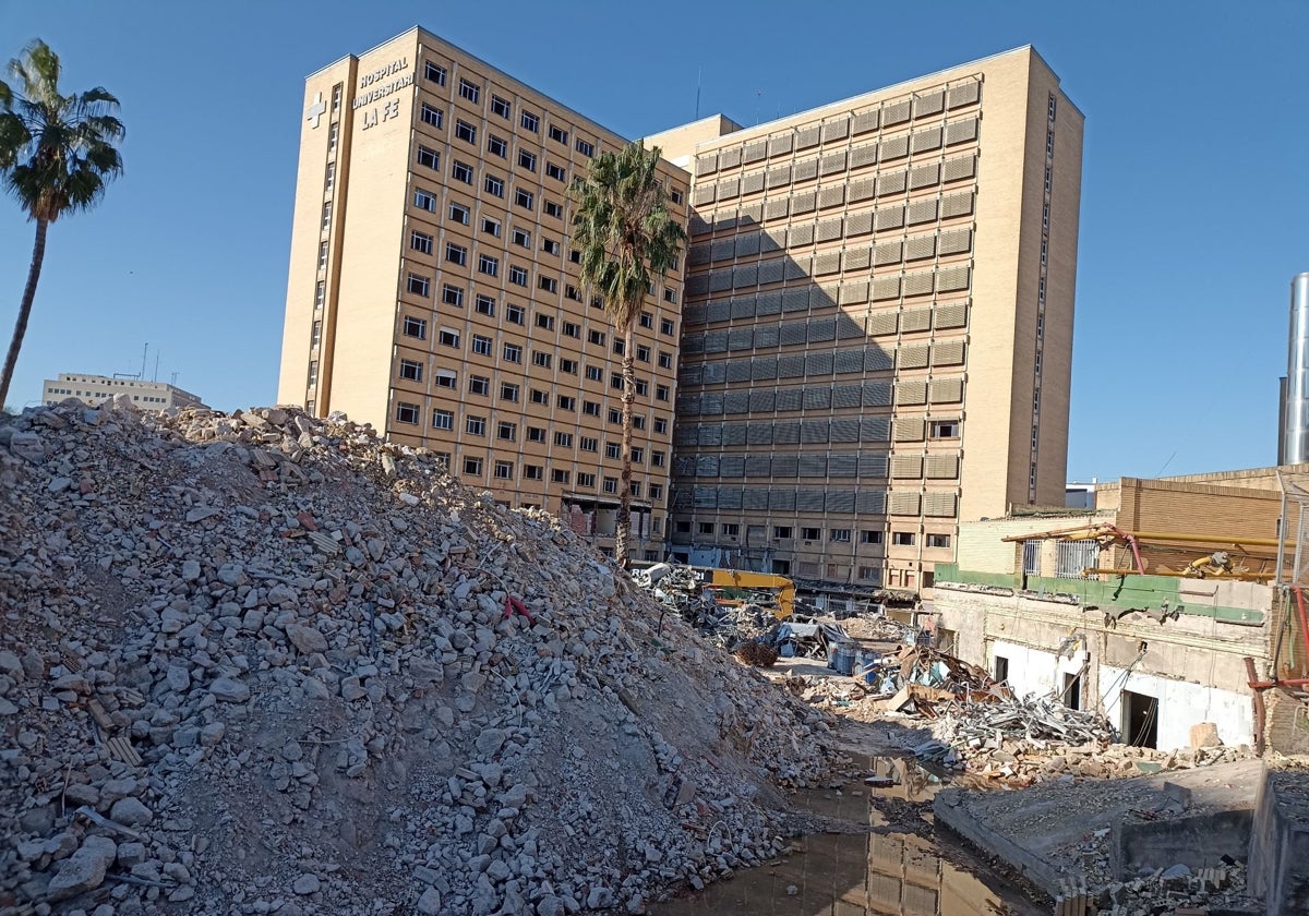 Montañas de escombros en el antiguo hospital La Fe.