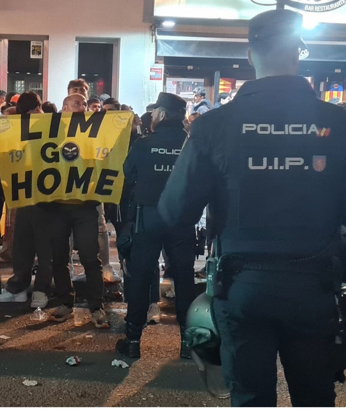 Imagen secundaria 2 - Las protestas comenzaron fuera de Mestalla tras el descanso, con el valencianismo indignado. 