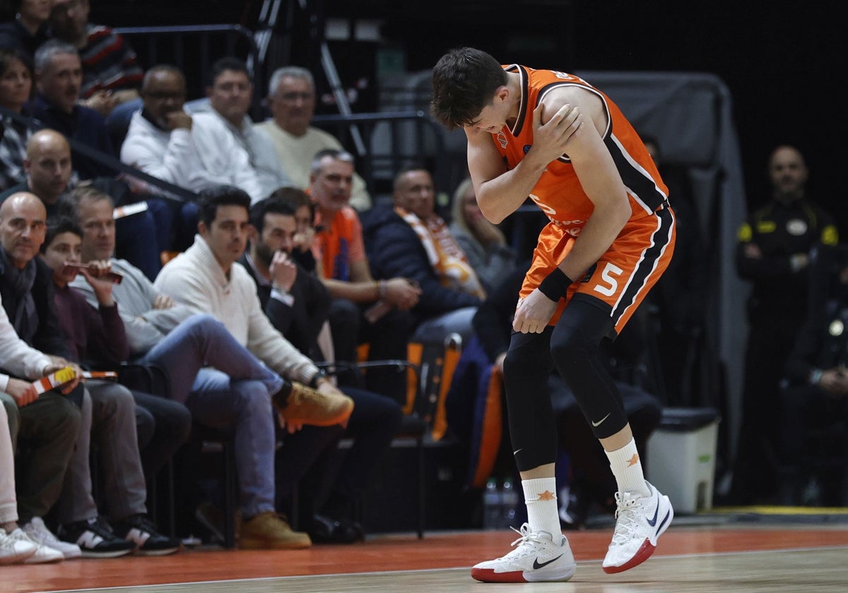 Sergio De Larrea, tras la acción donde se produjo la lesión en el hombro izquierdo.