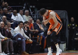 Sergio De Larrea, tras la acción donde se produjo la lesión en el hombro izquierdo.