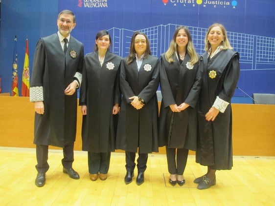 Las tres juezas junto a sus dos padrinos( en los extremos de la imagen), el juez decano, César Calve, y la magistrada Nuria Vañó.