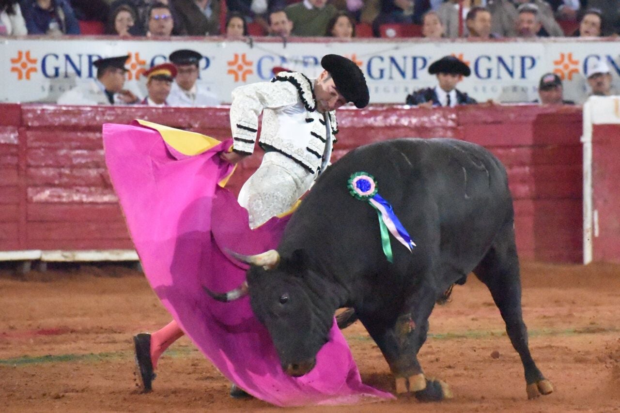 Fotos: Ponce le brinda el último toro de su vida a Ana Soria