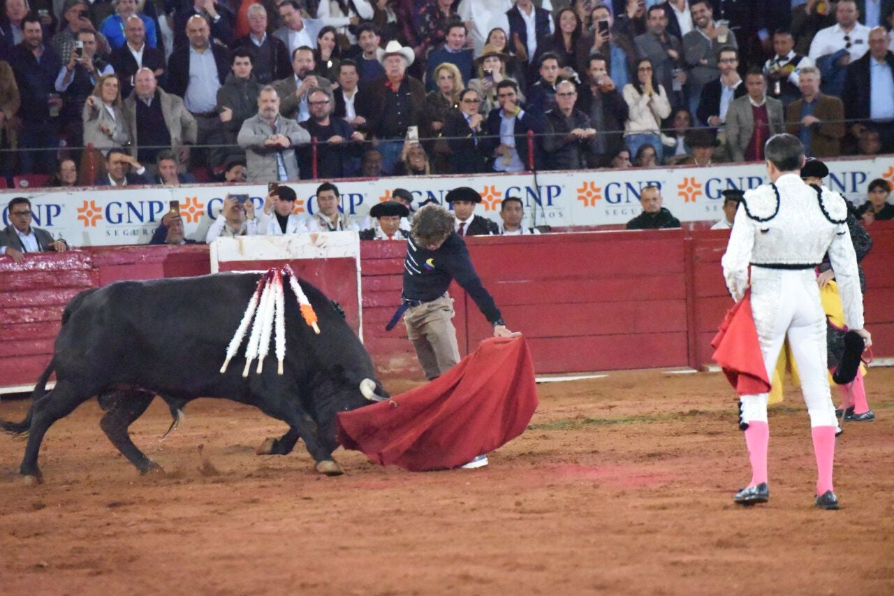 Fotos: Ponce le brinda el último toro de su vida a Ana Soria