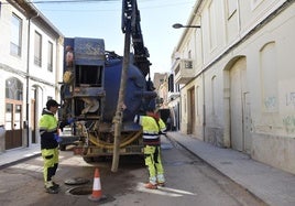 Operarios en la revisión del alcantarillado en una calle de Alfafar.