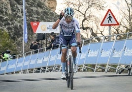 Buitrago celebra la victoria tras su explosivo ataque final.