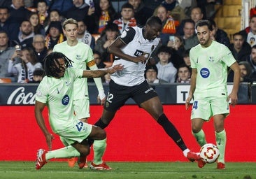 El único futbolista al que indulta Mestalla tras la nueva debacle del Valencia ante el Barcelona