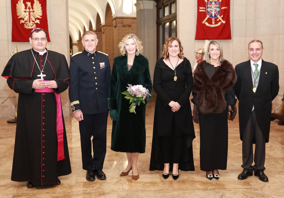 Acto de exaltación e imposición de medalla a la honorable clavariesa vicentina, María José Llorens, junto a la alcaldesa de Valencia, María José Catalá, la edil de Fiestas, Mónica Gil, y autoridades.