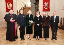 Acto de exaltación e imposición de medalla a la honorable clavariesa vicentina, María José Llorens, junto a la alcaldesa de Valencia, María José Catalá, la edil de Fiestas, Mónica Gil, y autoridades.