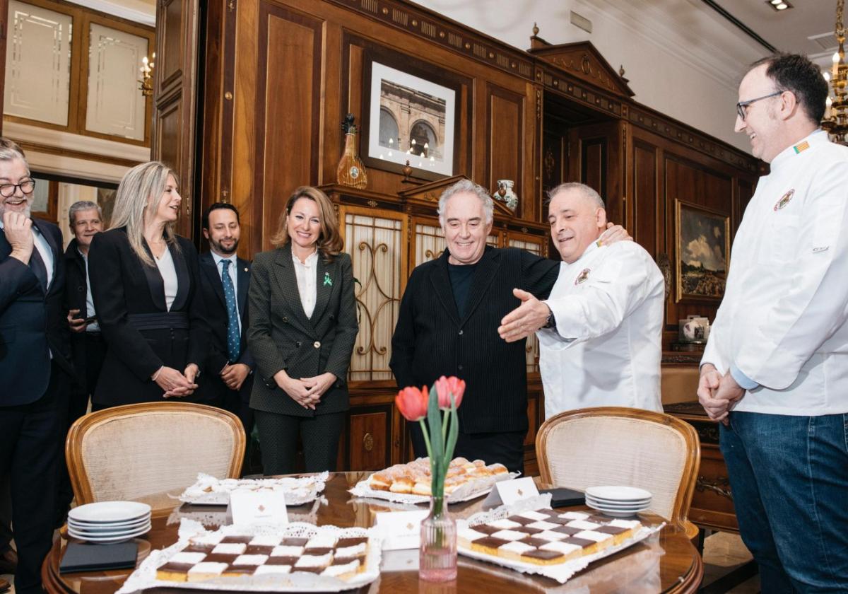 Ferran Adrià durante la visita al Ayuntamiento de Castellón.