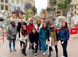 Jóvenes europeos en una actividad celebrada en durante las Fallas.