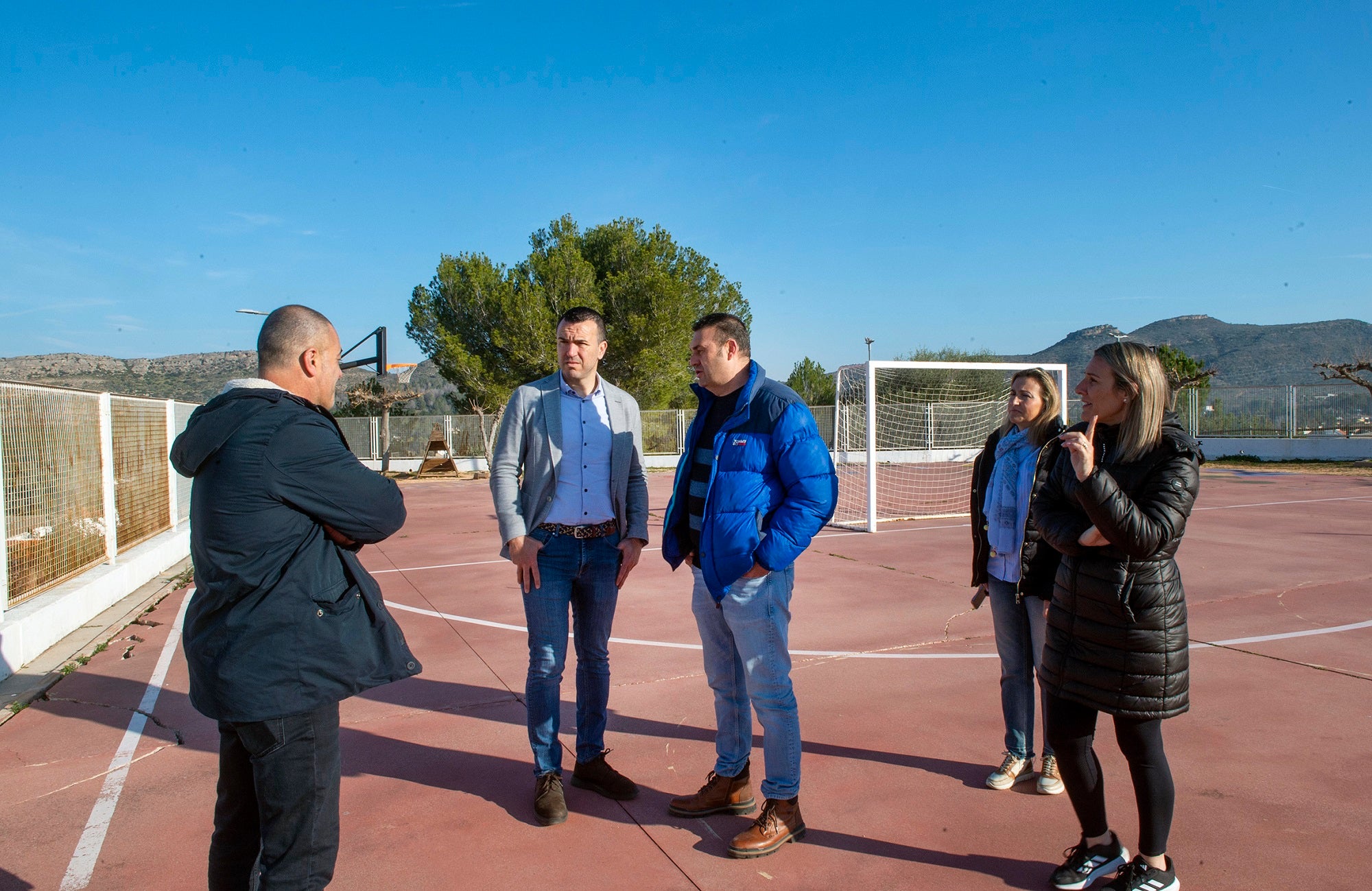 El presidente de la Diputación, junto al alcalde y otros ediles, durante su visita a Barxeta.