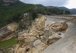 Desperfectos en la presa de Buseo un mes y medio después de la dana.