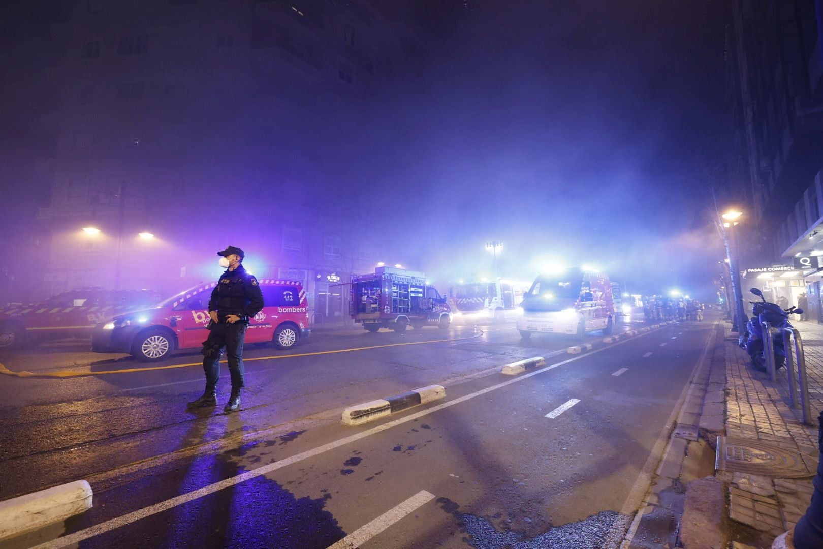 FOTOS | El incendio en un bingo desata la alarma en Valencia