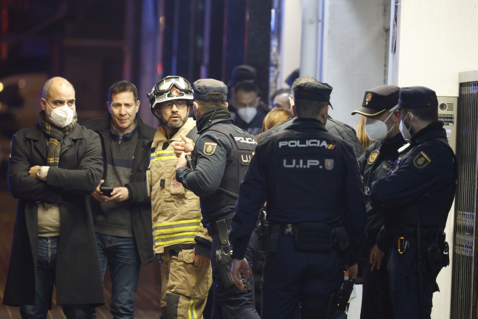 FOTOS | El incendio en un bingo desata la alarma en Valencia