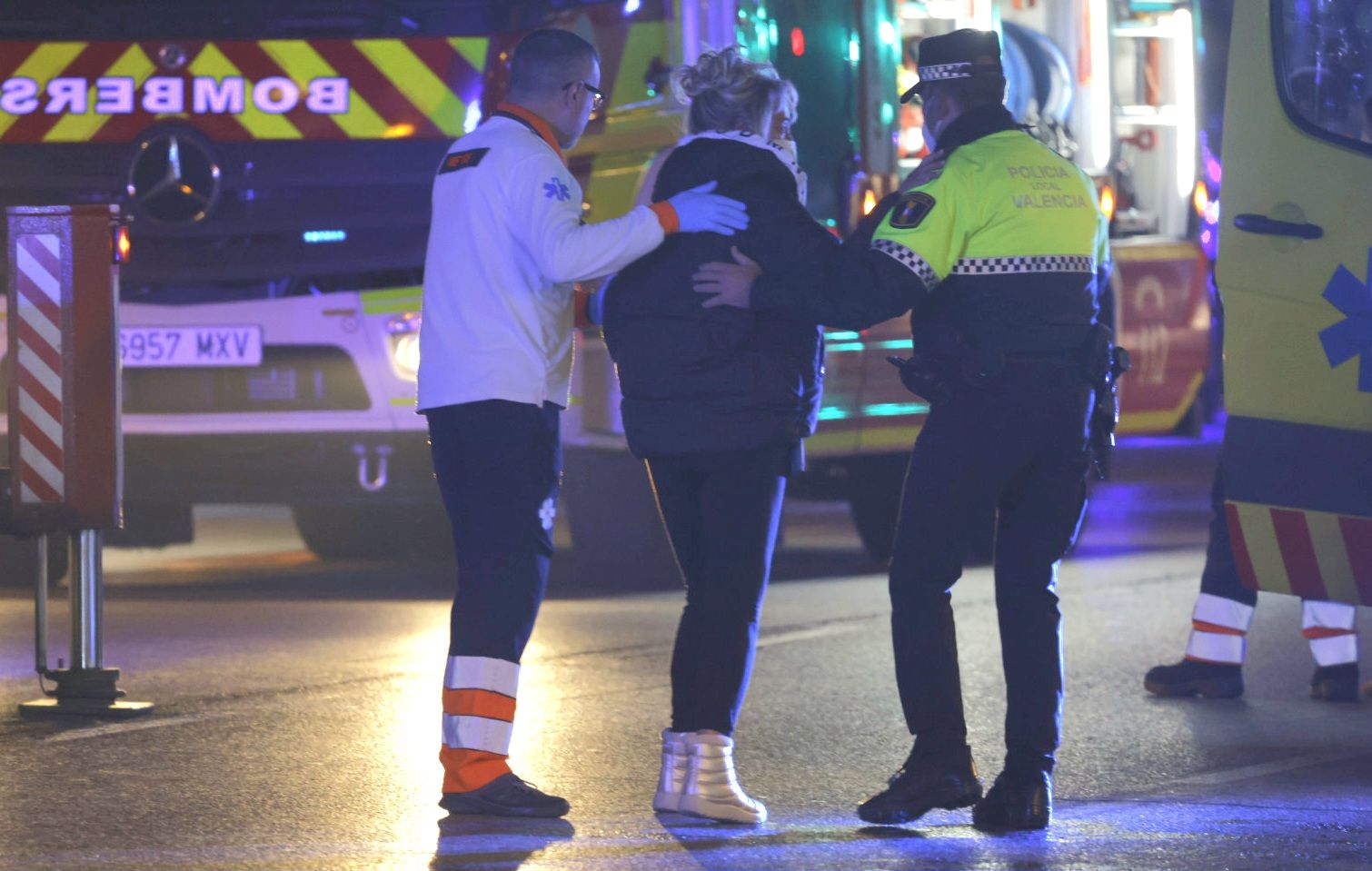 FOTOS | El incendio en un bingo desata la alarma en Valencia