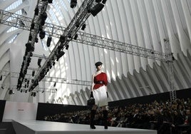 Una de las propuestas de Alejandro Resta sobre la pasarela de la Valencia Fashion Week en 2012, cuando el mundo de la moda miraba hacia la capital del Turia.