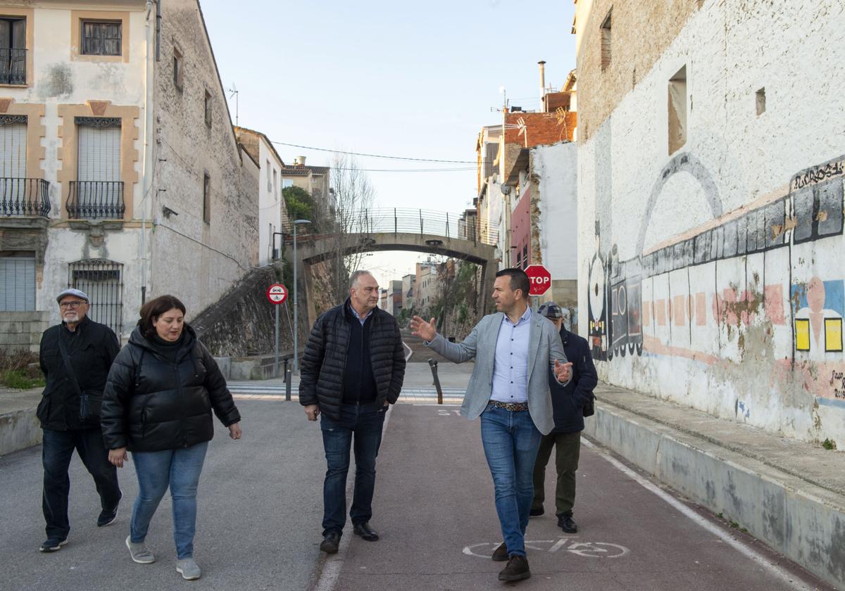 El presidente de la Diputación junto el alcalde de Manuel.